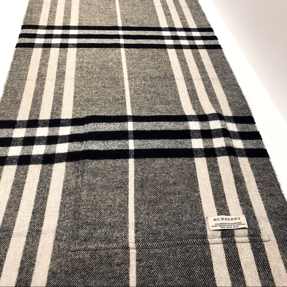 BURBERRY LONDON HELENE REVERSIBLE 2 POCKETS SCARF / WRAP. - Picture 8 of 9